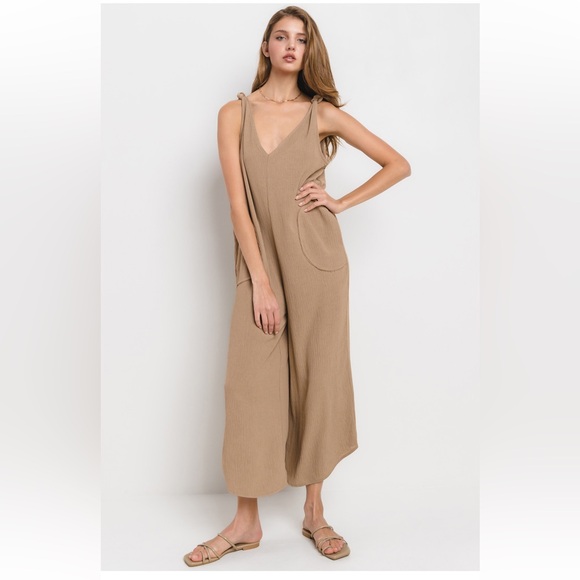 42 Fabulous Solid Sleeveless V-neck Jumpsuit - Picture 4 of 5